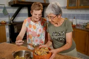 Schwester Eduarda (re.) bereitet mit ihrer Freundin Esmeralda (li.) Codornizes com Arroz e Grão –– Wachteln mit Reis und Kichererbsen –– zu.
