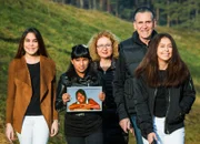 Familie Hunkeler Flück: Paulina Gongora, Yuri Hunkeler mit einem Bild von Carmela Hunkeler, Denise Hunkeler Flück, Viktor Hunkeler und Atalia Hunkeler mit Hund Theres