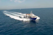Jahr für Jahr bringt der Sommer eine Flut von Touristen in die Buchten und an die Strände Korsikas.