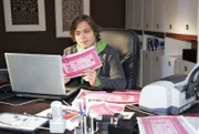 Bruno (Tim Sander) lässt nichts unversucht, um die Re-Fresh-Präsentation zu retten. Das Schweigegeld für Angelina, in Form von Amendola-Aktien, fälscht er wie der Teufel am Computer.