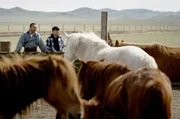 Um den Umgang mit Pferden in der Mongolei grundsätzlich zu verbessern, versucht Naranbadrakh Batkhuu (li.) die Jüngsten zu erreichen. Sie könnten es in Zukunft besser machen – so wie der 12-jährige Khangai (re.).