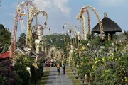 Gianyar: Die geschmückten Bambusstanden symbolisieren den heiligen Berg Agung.