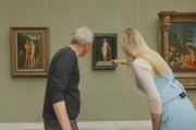 Bianca Berding mit Kurator vor dem Werk „Lucretia“ von Lucas Cranach in der Gemäldegalerie in Berlin.