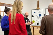 Tim Ernst und Bianca Berding bei der Gegenüberstellung von Kopie und Original des Werks „Équilibre” von Sophie Taeuber-Arp