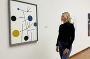 Bianca Berding im Kunstmuseum Basel vor dem Werk „Équilibre” von Sophie Taeuber-Arp.