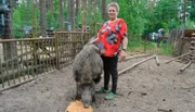 Jägerin Gisela Polz mit Wildschwein