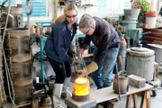 SRF bi de Lüt: Wunderland – Die Geissentour Ein Abenteuer mit Nicole Berchtold und zwei Wanderziegen Staffel 1 Folge 2 Nicole Berchtold mit Giessereimeister René Kern in der Glockengiesserei Berger GmbH