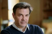François Ozon hat mit „Gelobt sei Gott“ – im Original „Grâce à Dieu“ – ein äußerst realitätsnahes Werk geschaffen, dem eine umfassende Recherchearbeit vorausging.