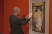 Tim Ernst im Belvedere in Wien vor der „Judith I” auf der Suche nach der passenden Farbe.