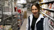 S2E28: Alessia kommt erneut zu spät - und landet prompt zum Probearbeiten in der Tiefkühlabteilung. Dort herrschen minus 24 Grad!