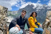 Mona Vetsch und Tobias Müller am Oeschinensee oberhalb von Kandersteg (BE).