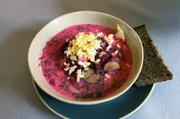 Lindas lettisches Rote-Bete-Gazpacho mit Gurken, Radieschen und geraspeltem Ei