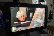Alexander Höller betrachtet im Headquarter in Köln die Reproduktion von Max Beckmanns Werk „Selbstbildnis mit Sektglas“