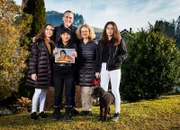 Familie Hunkeler Flück: Paulina Gongora, Viktor Hunkeler, Yuri Hunkeler mit einem Bild von Carmela Hunkeler, Denise Hunkeler Flück und Atalia Hunkeler mit Hund Theres