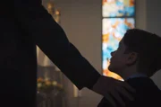 Das Drama „Gelobt sei Gott“ thematisiert Kindesmissbrauch in der katholischen Kirche. Dabei nimmt es Bezug auf wahre Begebenheiten.