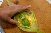 Typisches Gericht der Andenregion in Argentinien. Sergio bereitet diese Delikatesse "en papillote" zu.