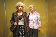 Helga (Ulrike Mai, r.) nimmt Agnes' (Susanne Szell, l.) Warnungen vor deren Zwillingsschwester Lotte nicht ernst.