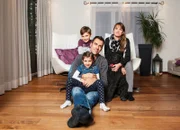 Familie Mäder: Patrik und Maria Mäder mit ihren Kindern Yannik und Joline und Königspudel Pequenita