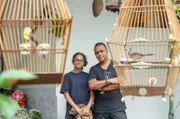 Vogelzüchter Amir Finches und seine 13-jährige Tochter Amirah trainieren Vögel für einen Singvogelwettkampf.