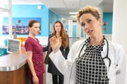 (v.li.): Bettina Lamprecht (Bettina ‚Betty‘ Dewald), Deborah Kaufmann (Heidi Schrader), Claudia Hiersche (Dr. Helena von Arnstett).