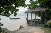 Bluefields an der Südwestküste Jamaikas ist nicht vom Immobilienboom betroffen. Es gibt keine Resorts, nur einfache Imbissbuden und Strandabschnitte mit Fischerbooten.