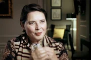 Isabella Rossellini ist davon überzeugt, dass Rezepte für Kreativität die Kreativität selbst töten. Die Konventionen hinter sich lassen, Dinge tun, die zunächst gar keinen Sinn ergeben – so lasse sich die eigene Stimme finden.
