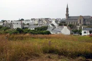 Rund 20 Kilometer trennen die bretonische Insel Ouessant vom Festland. Sie ist als Schauplatz vieler Schiffbrüche von Fantasien und Geheimnissen durchdrungen.