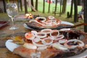 Auf Holzstäben zubereiteter Karpfen