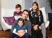 Familie Mäder: Patrik und Maria Mäder mit ihren Kindern Yannik und Joline und Königspudel Pequenita