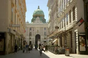 Wien, ehemals Hauptstadt der Habsburgermonarchie, scheint in ihrer glorreichen Vergangenheit erstarrt zu sein.