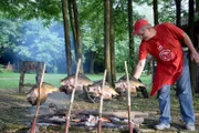 Karpfen auf Holzstäben