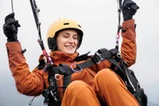 Nell (Pia Micaela Barucki) will am Gardasee ihren Fluglehrerinnenschein machen. Davon will sie sich nicht ablenken lassen - weder von ihrem Fluglehrer Lukas noch von Simone, auf dessen Grundstück sie mangels besserer Alternativen ihren Campingbus parkt.