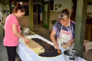 Tamara (li.) und ihre Schwiegermutter Slavica (re.) bereiten Mohnstrudel zu.