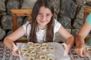Sofia hat zum ersten Mal die aufwendigen Mustazzoli-Kekse gebacken.