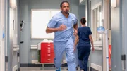 In Eile zum nächsten Einsatz: Jason George als Dr. Ben Warren