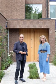 Kevin McCloud und Corinne  Die Verwendung des sendungsbezogenen Materials ist nur mit dem Hinweis und Verlinkung auf RTL+ gestattet.; Kevin McCloud und Corinne  Die Verwendung des sendungsbezogenen Materials ist nur mit dem Hinweis und Verlinkung auf RTL+ gestattet.