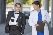 Ben (Philipp Danne, rechts) rät Michael (Daniel Fritz), zu einer Aussprache mit Inga.
