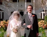 Asten (John S. Ragin) begleitet Emily (Anita Gillette) zum Traualtar.