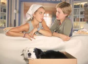Alex (Wolke Hegenbarth, re.) hat ein Problem. Der Familien-Hund steht kurz vor der Geburt ihrer Welpen und Alex hat einen dringenden Termin. Als letzte Rettung ist Claudia (Nora Binder) gekommen um der Hündin bei der Geburt zu helfen.