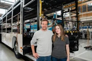 In Neu-Ulm zeigt Lackiermeisterin Annika Tobi, wie ein Bus gebaut wird. Weiteres Bildmaterial finden Sie unter www.br-foto.de.