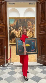 Bianca Berding mit der gemalten Kopie „der Goldfisch“ von Paul Klee