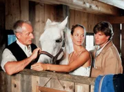 Der angehende Tierarzt Erik (Daniel Morgenroth, rechts) kümmert sich um Martinas (Lara Joy Körner) Pferd.