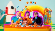 Dass man beim Baden nicht immer nass werden muss, beweisen Randale. In ihrem Song tauchen sie ein in das kunterbunte "Bällebad"  das macht mindestens genauso viel Spaß wie ein echtes Schwimmbecken!
