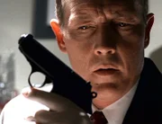 Doggett (Robert Patrick) findet in Mulders Wohnung eine Waffe, in deren Magazin drei Kugeln fehlen. Er glaubt, dass Mulder damit jemanden erschossen hat, bevor er verschwunden ist.