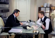 ARD ROTE ROSEN FOLGE 1474, am Dienstag um 14:10 Uhr im ERSTEN. Robin (Niklas Osterloh, r.) ist tief enttäuscht, als Gunter (Hermann Toelcke, l.) ihn aufgrund einer anonymen Anzeige vorübergehend beurlaubt.