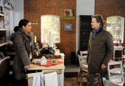 ARD ROTE ROSEN FOLGE 1476, am Donnerstag um 14:10 Uhr im ERSTEN. Jan (Timothy Peach, r.) ist sprachlos, als Vera (Sandra Speichert, l.) ihm ihren Hofladen zeigt. Sie hat ihn die ganze Zeit hinters Licht geführt! Als sie auch noch ihren Job bei ihm fristlos kündigt, wird Jan sauer, und Vera merkt, dass sie wohl über das Ziel hinausgeschossen ist.