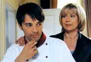 ARD STURM DER LIEBE FOLGE 1317, am Mittwoch (08.06.11) um 15:10 Uhr im ERSTEN. Robert (Lorenzo Patané, l.) versucht sich damit abzufinden, dass er Eva verloren hat; Charlotte (Mona Seefried, r.) spricht ihm Mut zu.