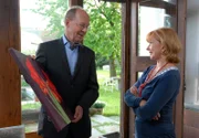 Dr. Matthias Lentz (Hans Peter Korff) beeindruckt Charlotte Baumgart (Ursela Monn) durch sein Kunstverständnis. Sein Charme zeigt bei Charlotte durchaus Wirkung.
