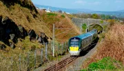 Irland: sanfte Hügeln, fruchtbare grüne Wiesen, zerklüftete Küsten, malerischen Städtchen - und ein perfektes Schienennetz, auf dem sowohl historische Dampfzüge als auch moderne Bahnen verkehren.