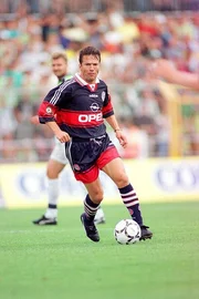 Bayern-Spieler Lothar Matthäus mit Ball; Dribbling, hoch Saison 1998/1999: FC Bayern München Wolfsburg VfL-Stadion Dynamik, Fußball 1. BL Herren Mannschaft Deutschland